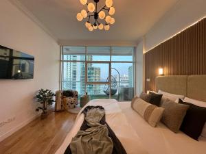 Cama o camas de una habitación en Opulent Flat with Beach, Pool & Canal View in JBR