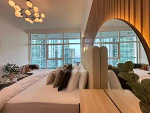 Cama o camas de una habitación en Opulent Flat with Beach, Pool & Canal View in JBR