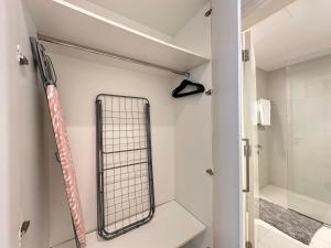 Un baño de Opulent Flat with Beach, Pool & Canal View in JBR