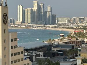 Una vista de una ciudad con playa y edificios. en Opulent Flat with Beach, Pool & Canal View in JBR, en Dubái