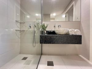 Un baño de Opulent Flat with Beach, Pool & Canal View in JBR