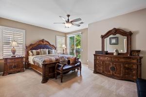 Postel nebo postele na pokoji v ubytování Pool & Spa Gated Community Walk to Festivals! + 39 fotografií