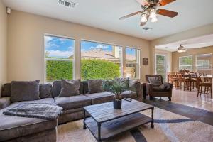 Posezení v ubytování Pool & Spa Gated Community Walk to Festivals!