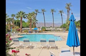 Bazén v ubytování Pool & Spa Gated Community Walk to Festivals! nebo v jeho okolí