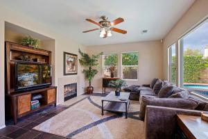 Posezení v ubytování Pool & Spa Gated Community Walk to Festivals!