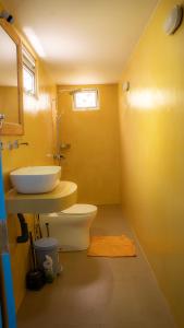 Bilik mandi di Blissful House Walk to Thalpe Beach & Natural Pool