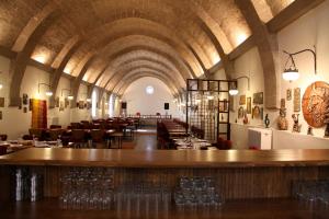 un restaurant avec un bar, des tables et des chaises dans l'établissement Karballa Hotel, à Aksaray