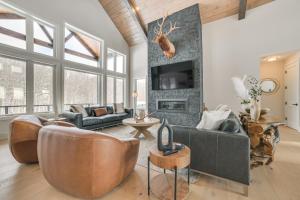 Posezení v ubytování Shuttle to Ski Slopes! Hot Tub Haven in Boyne Mtn