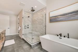 Koupelna v ubytování Shuttle to Ski Slopes! Hot Tub Haven in Boyne Mtn + 35 fotografií