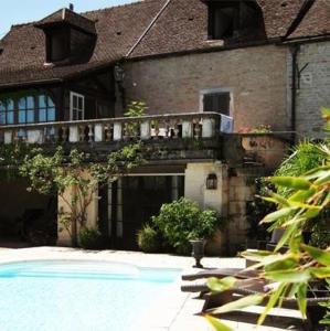 a house with a swimming pool in front of a house at Les Demoiselles de Ladoix in Ladoix Serrigny