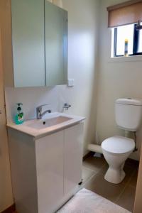 un bagno con lavandino e WC di 31A Enjoy Your Stay a Orford