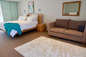 una camera da letto con un letto e un divano di 31A Enjoy Your Stay a Orford