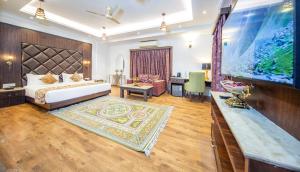 una grande stanza con un letto e un grande acquario di Solar Residency, Srinagar a Srinagar