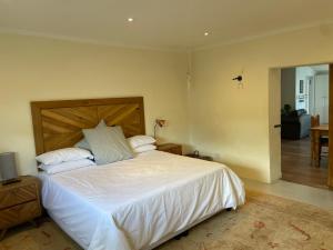 Ένα ή περισσότερα κρεβάτια σε δωμάτιο στο Hoekwil village house