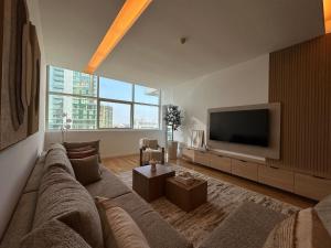 Una televisión o centro de entretenimiento en Opulent Flat with Beach, Pool & Canal View in JBR