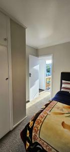 Ένα ή περισσότερα κρεβάτια σε δωμάτιο στο Bridge & Birds