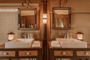 Ein Badezimmer in der Unterkunft Twinpalms Tented Camp Phuket