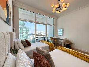 Cama o camas de una habitación en Opulent Flat with Beach, Pool & Canal View in JBR