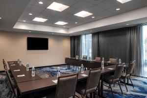 a conference room with a long table and chairs at Fairfield by Marriott Inn & Suites Lebanon Near Expo Center in Lebanon +32 photos