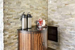 Příslušenství pro přípravu čaje a kávy v ubytování Baymont Inn and Suites by Wyndham Columbus / Near OSU