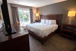 Postel nebo postele na pokoji v ubytování Baymont Inn and Suites by Wyndham Columbus / Near OSU