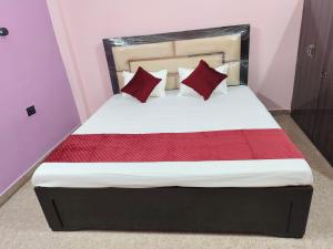 Uma cama ou camas num quarto em Dev Paradise Ayodhya