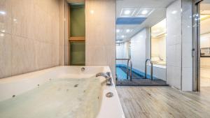 Et badeværelse på Gapyeong Namian Pool Villa