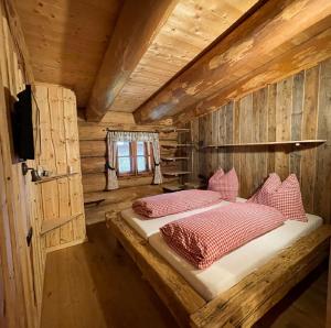 Postel nebo postele na pokoji v ubytování Kulinarik zur Stoa Alm