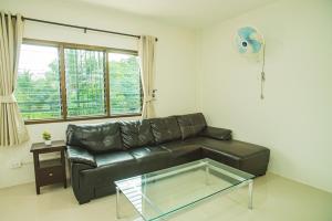 Χώρος καθιστικού στο Songbird Suites - Deluxe King Suite and Scooter