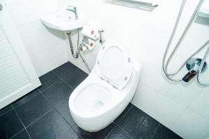 Ένα μπάνιο στο Songbird Suites - Deluxe King Suite and Scooter