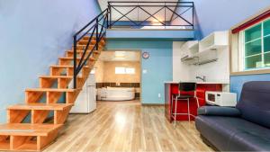 un soggiorno con scala e cucina di Gapyeong Gently Pension a Gapyeong Altre 5 foto