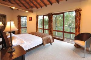 ein Schlafzimmer mit einem Bett und einem großen Fenster in der Unterkunft Risehill House in Kalorama