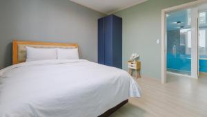 Postel nebo postele na pokoji v ubytování Taean Blueisland Pool villa