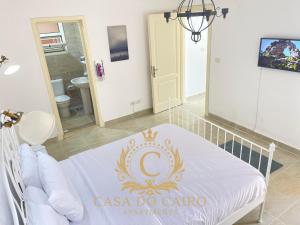 pokój z łóżkiem z napisem casa do carto w obiekcie Casa Do Cairo-AlRehab w mieście Burg el-Ḥudûd