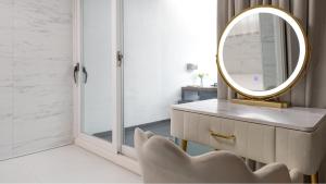 un baño con espejo y lavabo en Gyeongju joypoolvilla&kidspension, en Gyeongju
