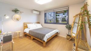 En eller flere senge i et værelse på Taean Yoyo Kids Poolvilla