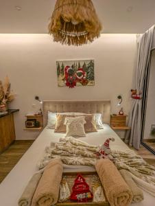 A bed or beds in a room at Bohemian Rhapsody