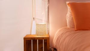 een slaapkamer met een bed en een tafel naast een bed bij Gapyeong ILUGlamping in Gapyeong +5 foto's