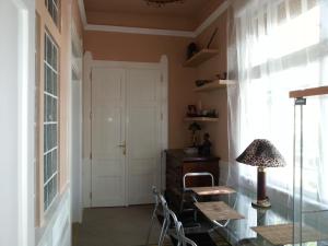 シオーフォクにあるNosztalgia apartmanのテーブルと椅子、ドアが備わる部屋