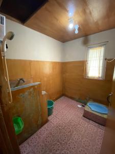 - une salle de bains inachevée pourvue d'un lavabo et d'une baignoire dans l'établissement Homestay Nadiviya Alamendah, à Nempel