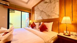 Un dormitorio con una cama grande con una ventana grande. en KS Residence Patong, en Patong Beach
