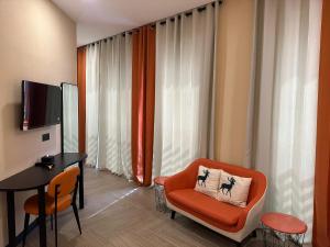 S Hotel Seberang Jaya的电视和/或娱乐中心