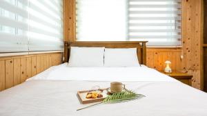 En eller flere senge i et værelse på Namyangju Fourseason Poolvilla