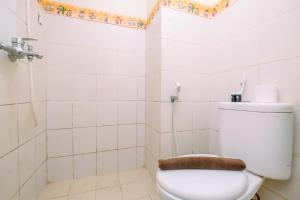 Koupelna v ubytování Cozy Stay 2BR at Bogor Valley Apartment By Travelio