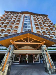 un gran edificio de apartamentos con un gran edificio en Selendra-Baguio City Suites, en Baguio