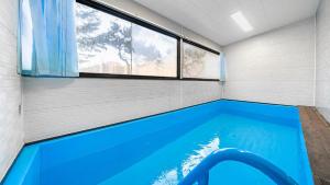 een zwembad in een huis met een raam bij Hongcheon byeolkaem kidspulbilla in Hongcheon