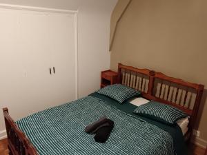 un letto con un cappello sopra di Ty Coz a Carhaix-Plouguer