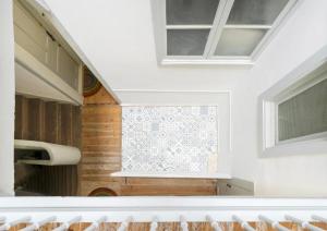 ein Fenster in einem Raum mit weißen Wänden in der Unterkunft Studio centre historique Bayonne 5 in Bayonne