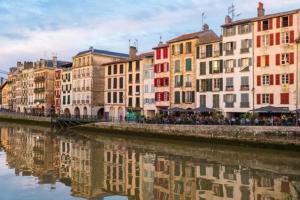 eine Gruppe von Gebäuden neben einem Fluss in der Unterkunft Studio centre historique Bayonne 5 in Bayonne