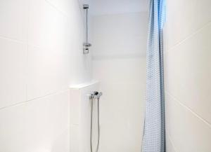 ein Bad mit Dusche und Duschvorhang in der Unterkunft Studio centre historique Bayonne 5 in Bayonne + 7 Fotos